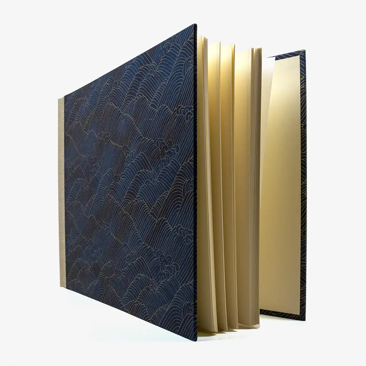 fotoalbum-24x35cm-60seiten-cremefarbener-Fotokarton-Chiyogamipapier-Motiv-Nami-Welle-Gold-auf-changierenden-Blau-von-vorn-1