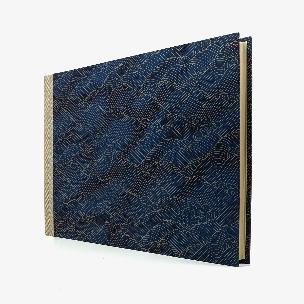 fotoalbum-24x35cm-60seiten-cremefarbener-Fotokarton-Chiyogamipapier-Motiv-Nami-Welle-Gold-auf-changierenden-Blau-von-vorn-2