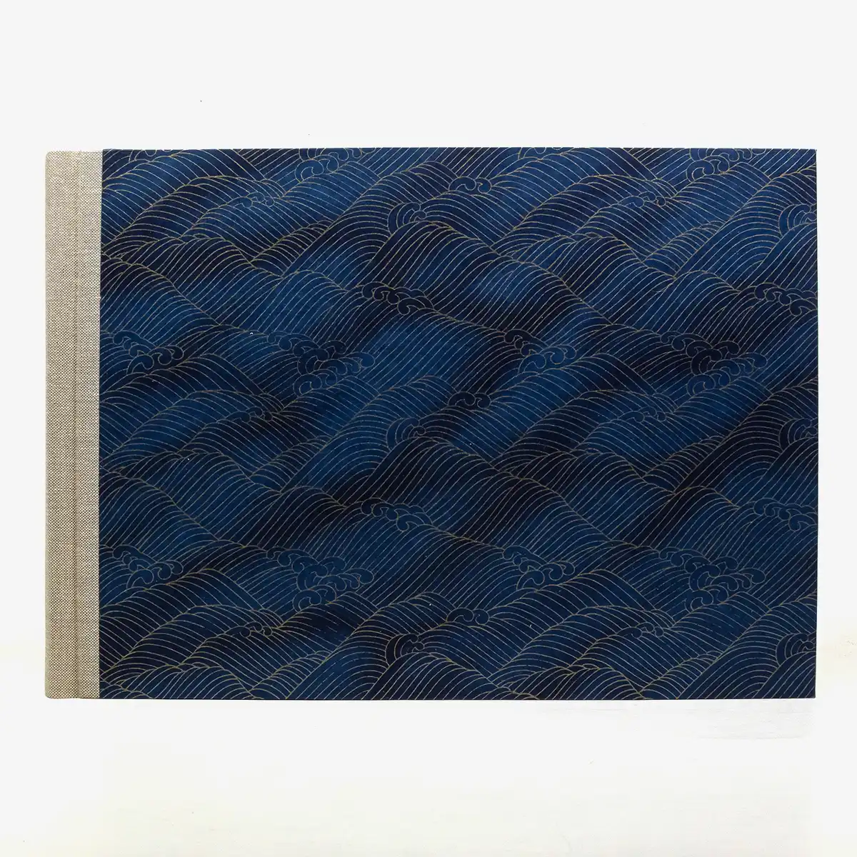 fotoalbum-24x35cm-60seiten-cremefarbener-Fotokarton-Chiyogamipapier-Motiv-Nami-Welle-Gold-auf-changierenden-Blau-von-vorn-3