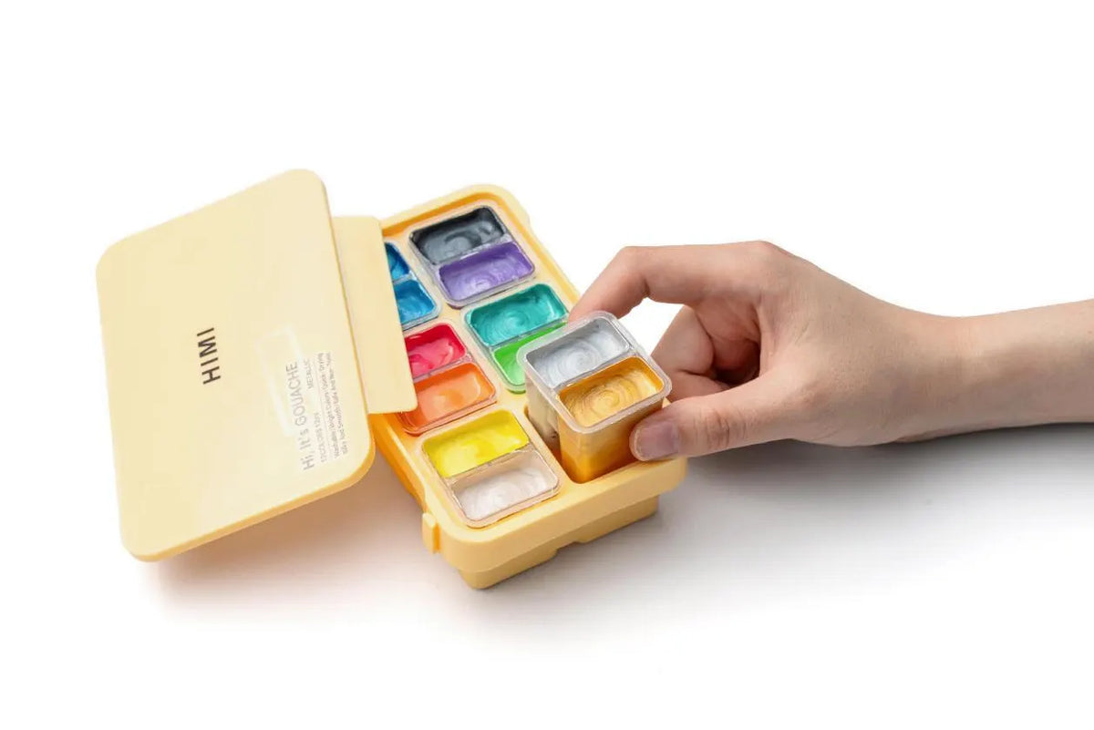 himi-twin-cup-metallic-jelly-gouache-set-12-farben-12ml-yellow-case-Verpackung-und-Inhalt-geoeffnet-Beispielbild-mitHand