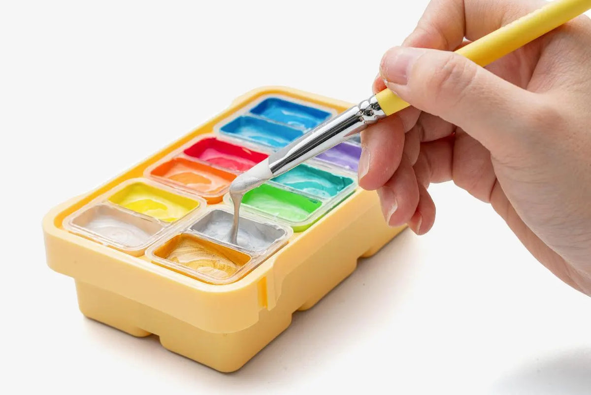 himi-twin-cup-metallic-jelly-gouache-set-12-farben-12ml-yellow-case-Verpackung-und-Inhalt-geoeffnet-Beispielbild-mitPinsel