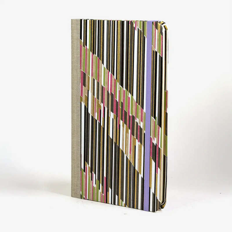 dotted-Notizbuch-Format-A5small-bezogen-mit-Chiyogami-Striche-versetzt-graue-variante-cover-seitlich-vorn