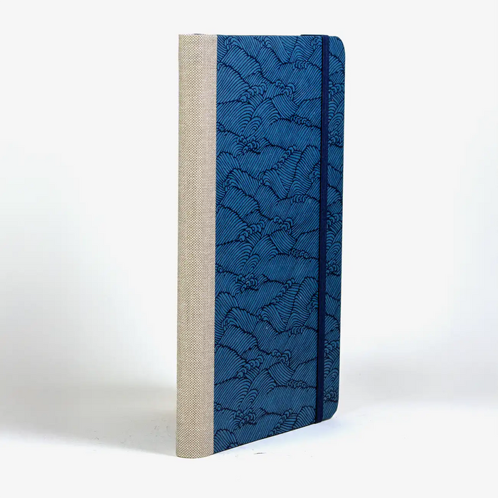dotted-Notizbuch-Format-A5small-bezogen-mit-Chiyogami-Welle-blau-auf-blau-cover-seitlich-hinten