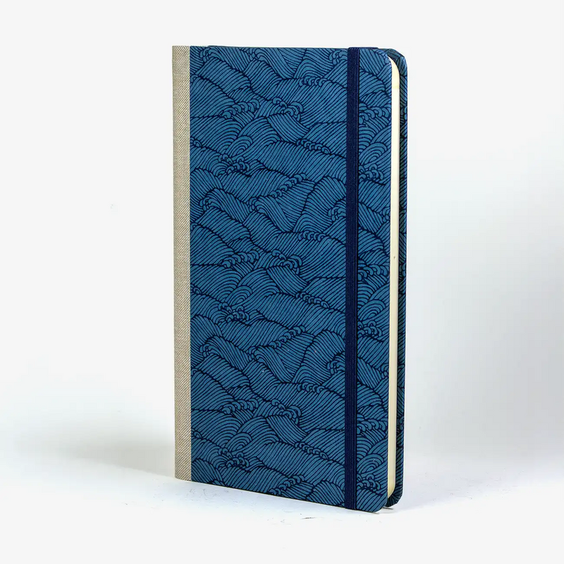 dotted-Notizbuch-Format-A5small-bezogen-mit-Chiyogami-Welle-blau-auf-blau-cover-seitlich-vorn