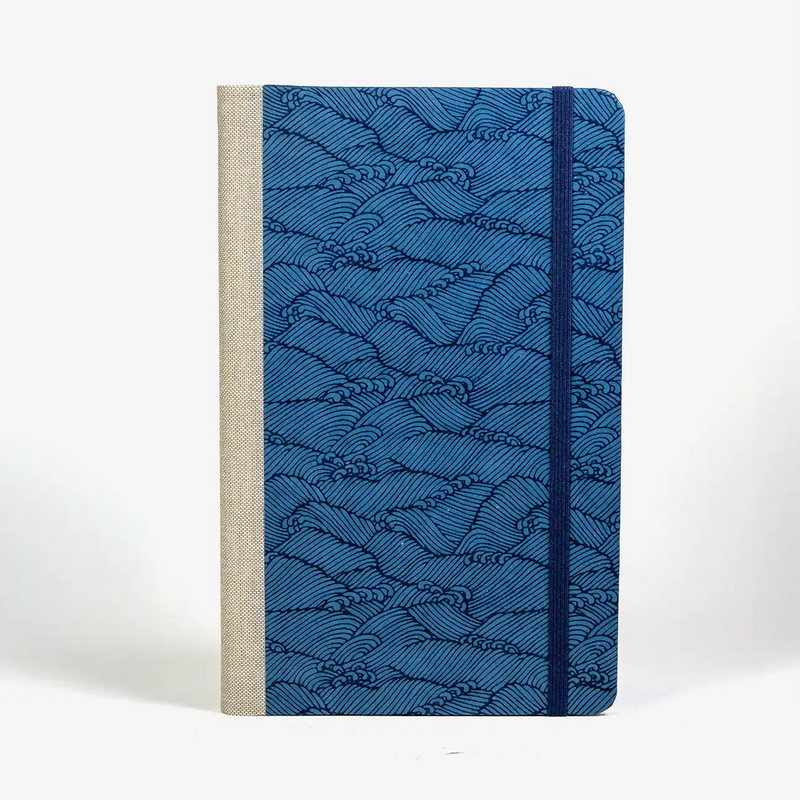 dotted-Notizbuch-Format-A5small-bezogen-mit-Chiyogami-Welle-blau-auf-blau-cover-vorn