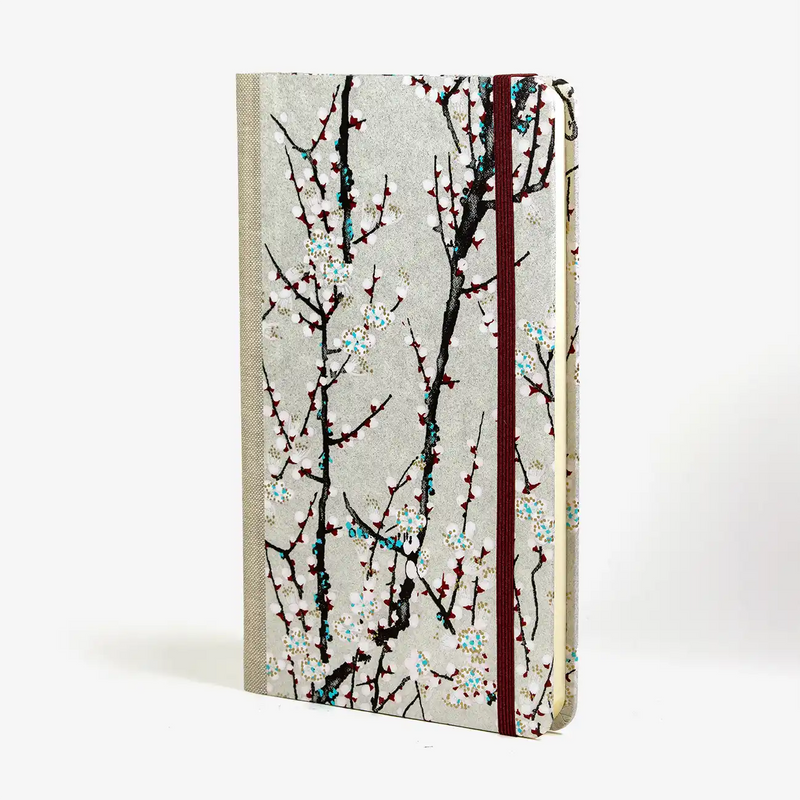 dotted-notizbuch-Format-A5small-bezogen-mit-Chiyogami-Zweige-mit-blueten-gross-auf-silber-cover-seitlich-vorn