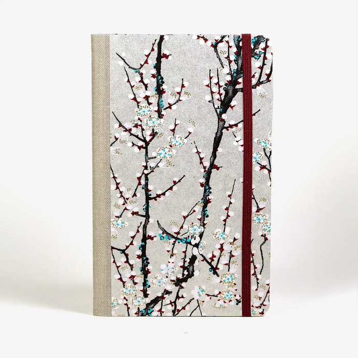 dotted-notizbuch-Format-A5small-bezogen-mit-Chiyogami-Zweige-mit-blueten-gross-auf-silber-cover-vorn