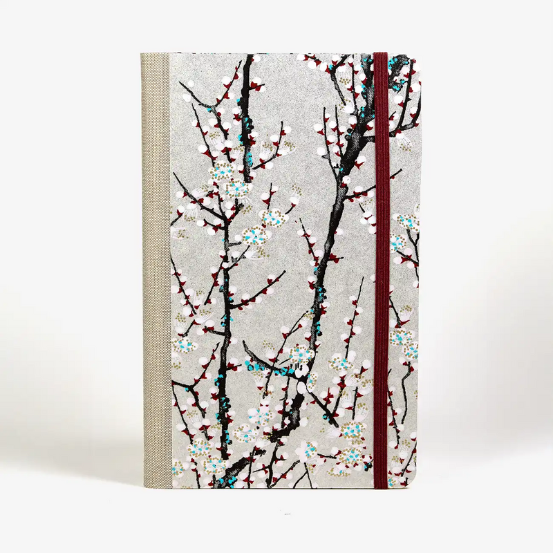 dotted-notizbuch-Format-A5small-bezogen-mit-Chiyogami-Zweige-mit-blueten-gross-auf-silber-cover-vorn