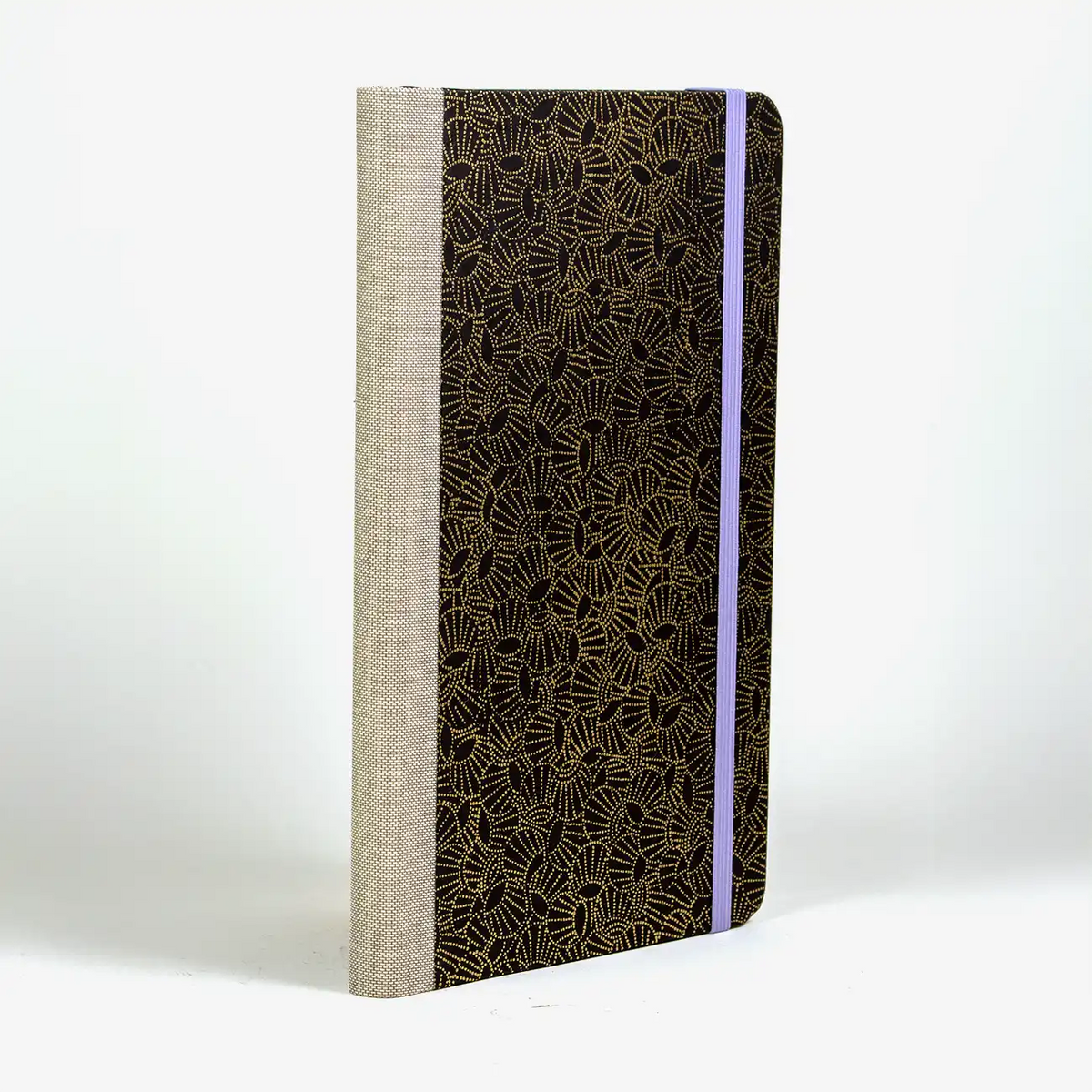 dotted-Notizbuch-Format-A5small-bezogen-mit-Chiyogami-drums-gold-dotted-auf-schwarz-cover-seitlich-hinten