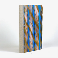 dotted-Notizbuch-Format-A5small-bezogen-mit-Chiyogami-gewellte-Streifen-gold-blau-rot-auf-weiss-cover-seitlich-hinten