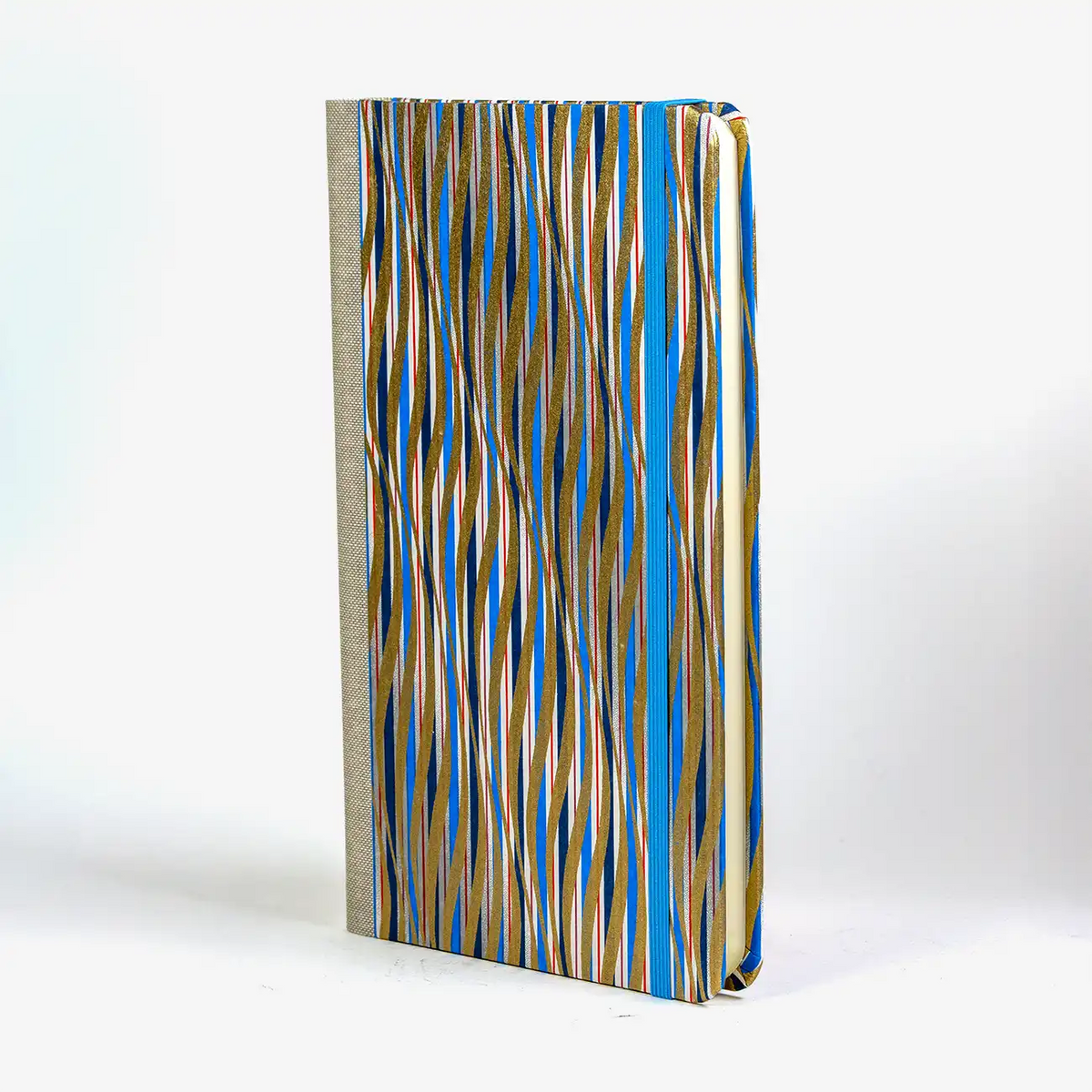 dotted-Notizbuch-Format-A5small-bezogen-mit-Chiyogami-gewellte-Streifen-gold-blau-rot-auf-weiss-cover-seitlich-vorn