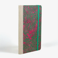 dotted-Notizbuch-Format-A5small-bezogen-mit-Lokta-Labyrinth-tiefes Smaragd- auf -magenta-cover-seitlich-hinten