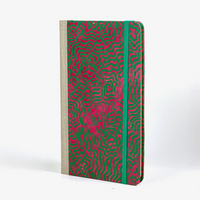dotted-Notizbuch-Format-A5small-bezogen-mit-Lokta-Labyrinth-tiefes Smaragd- auf -magenta-cover-seitlich-vorn