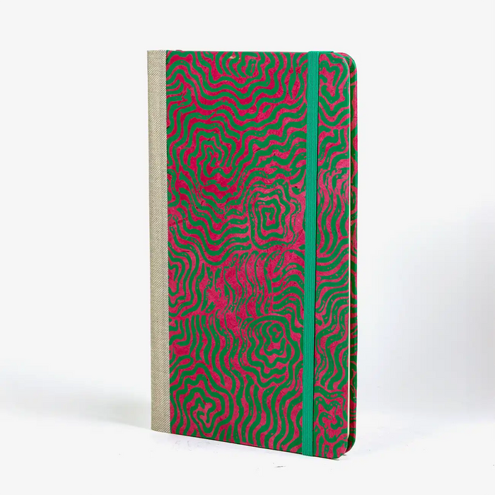 dotted-Notizbuch-Format-A5small-bezogen-mit-Lokta-Labyrinth-tiefes Smaragd- auf -magenta-cover-seitlich-vorn