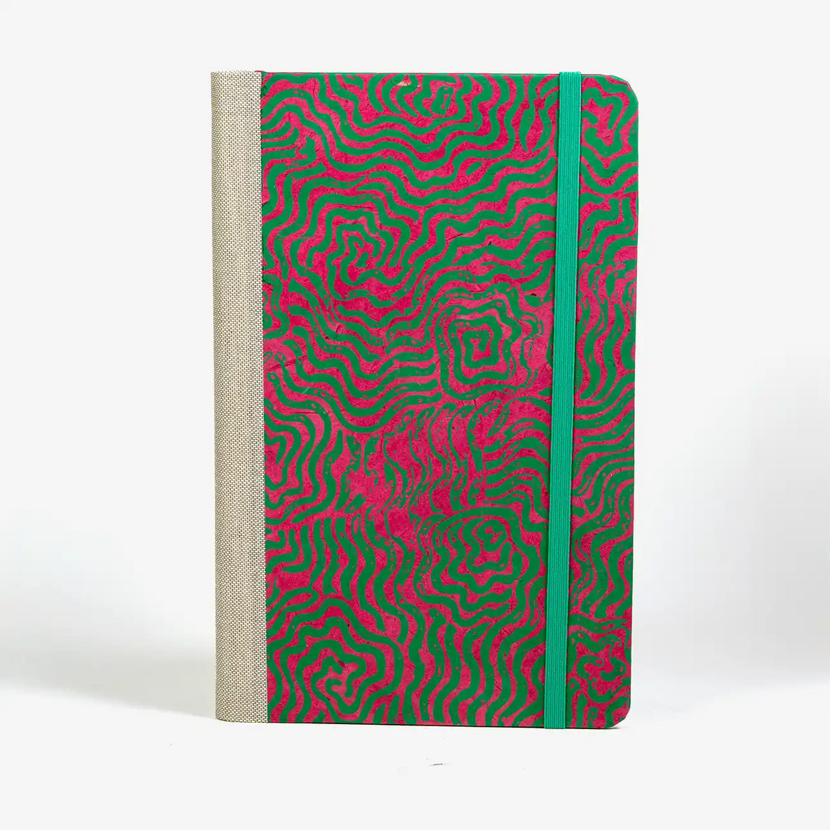 dotted-Notizbuch-Format-A5small-bezogen-mit-Lokta-Labyrinth-tiefes Smaragd- auf -magenta-cover-vorn