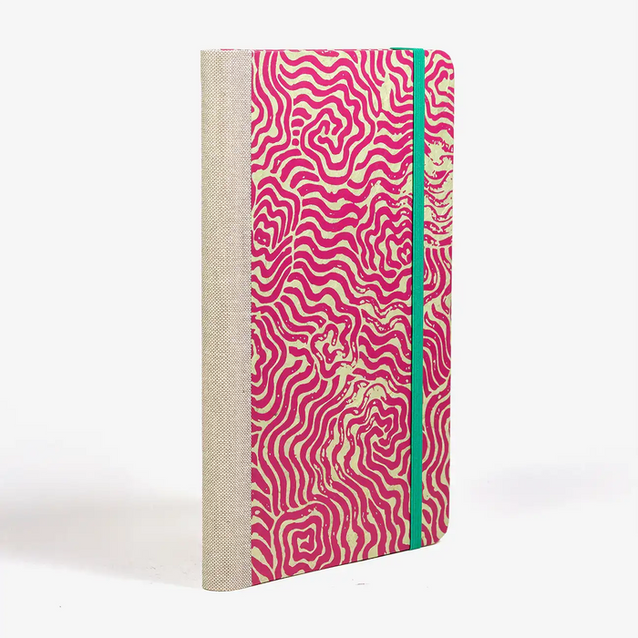 dotted-notizbuch-A5small-bezogen-mit-Lokta-Labyrinth- 50M-achenseegrün-auf- magenta-cover-seitlich-hinten