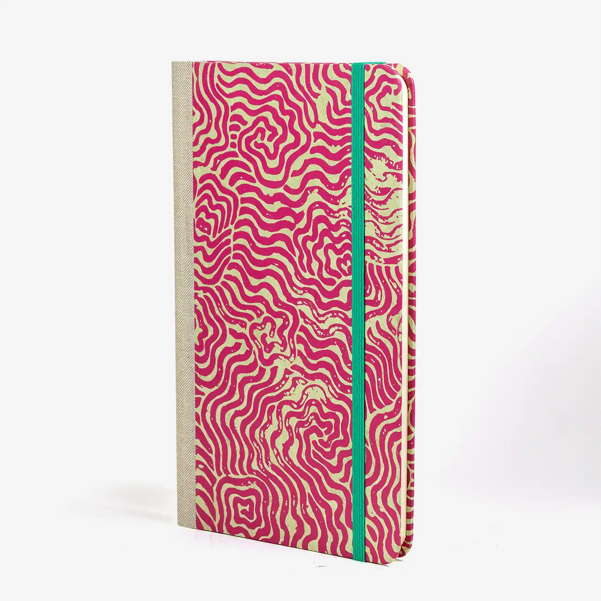 dotted-notizbuch-A5small-bezogen-mit-Lokta-Labyrinth- 50M-achenseegrün-auf- magenta-cover-seitlich-vorn