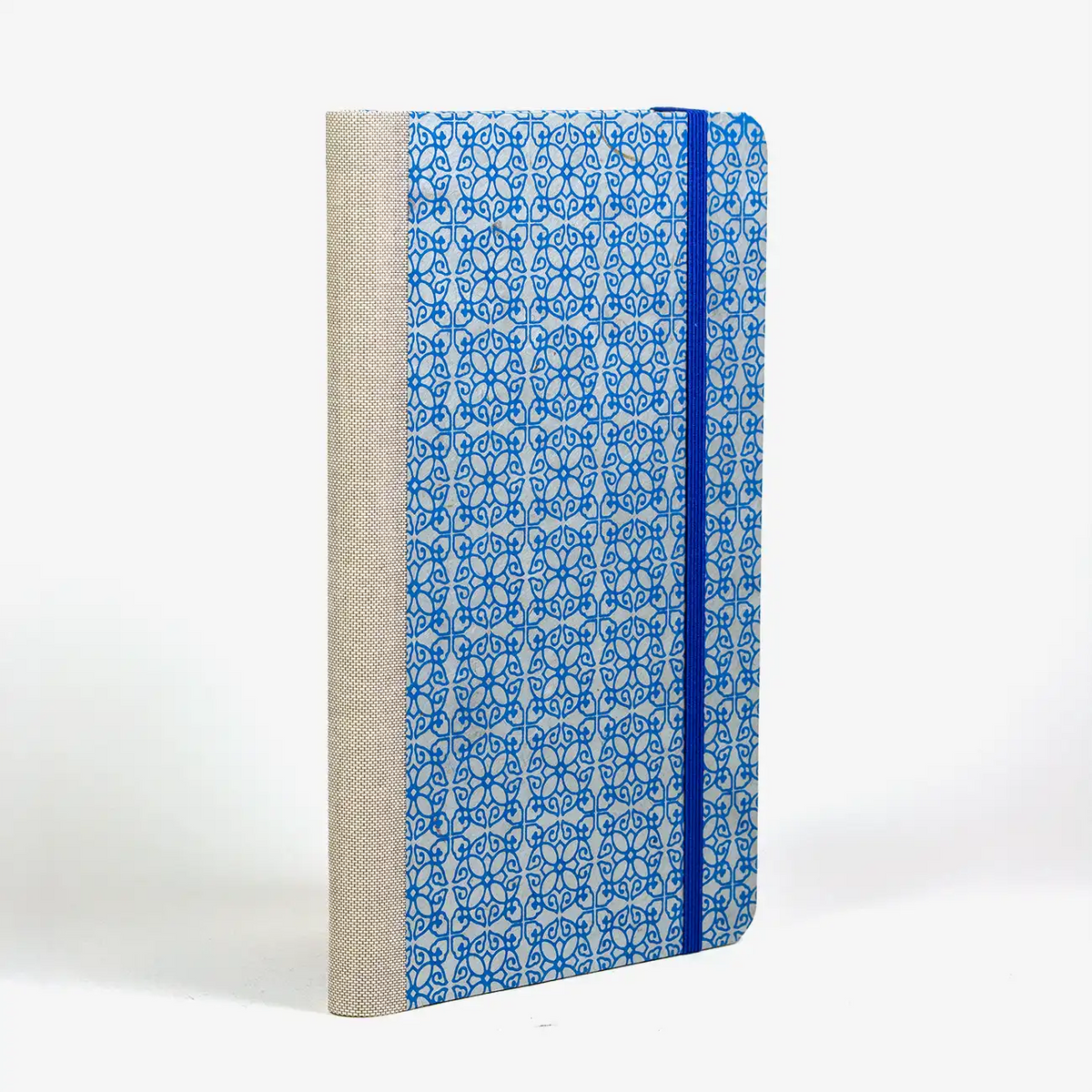 dotted-Notizbuch-Format-A5small-bezogen-mit-Lokta-Blütengitter-mildes -Blau-Aquamarin-bezogen-cover-seitlich-hinten