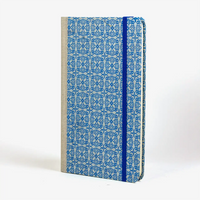 dotted-Notizbuch-Format-A5small-bezogen-mit-Lokta-Blütengitter-mildes -Blau-Aquamarin-bezogen-cover-seitlich-vorn