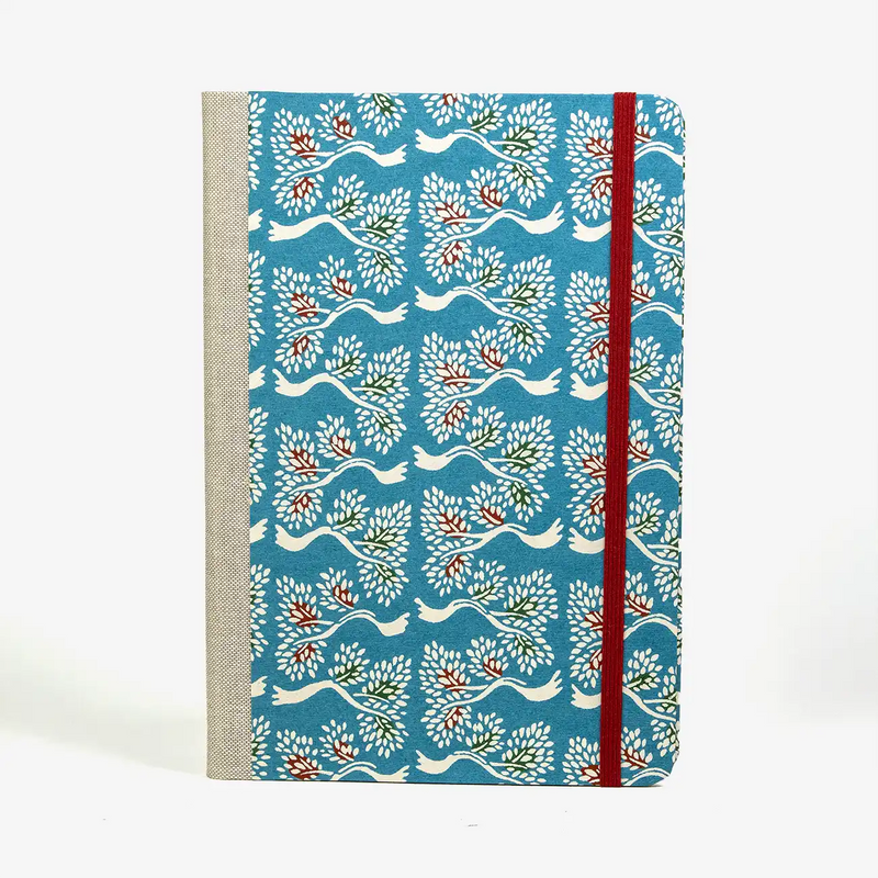 Notizbuch-liniert-format-a5-144-seiten-bezogen-mit-KAtazome-Shi-baeume-blau-cover-vorn