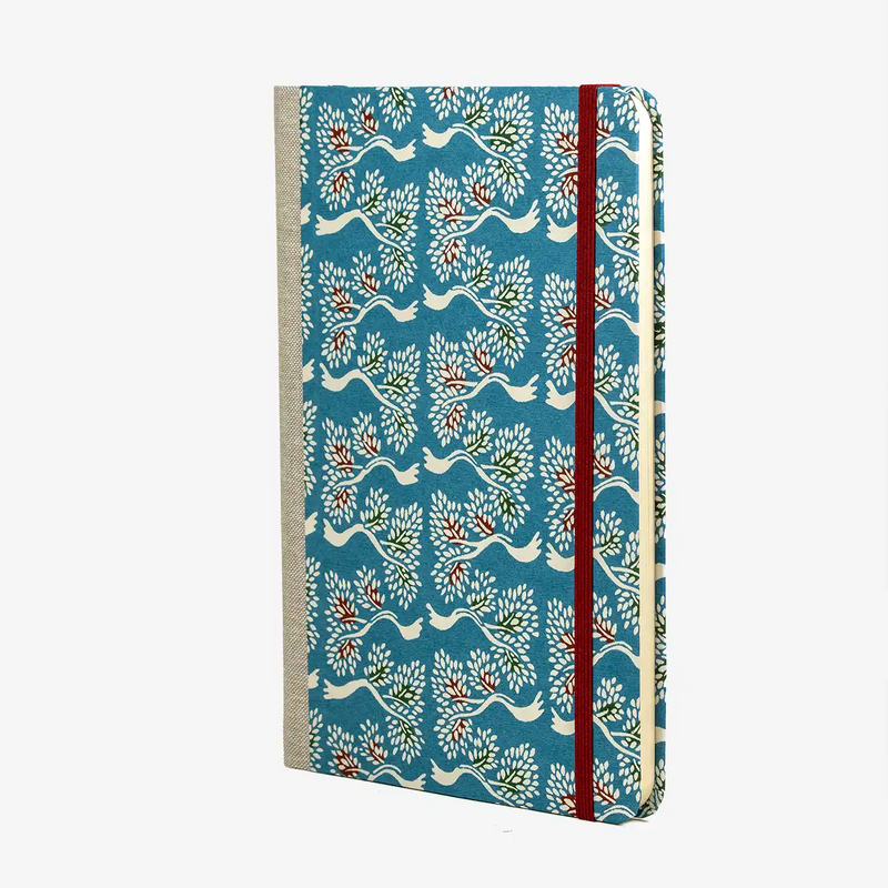 notizbuch-liniert-format-a5-144-seiten-bezogen-mit-KAtazome-Shi-baeume-blau-seitlich-cover-vorn
