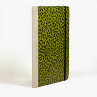 notizbuch-liniert-format-a5-144-seiten-bezogen-mit-Lackpapier-kleine-schwarze-blueten-auf-gruen-cover-seitlich-hinten