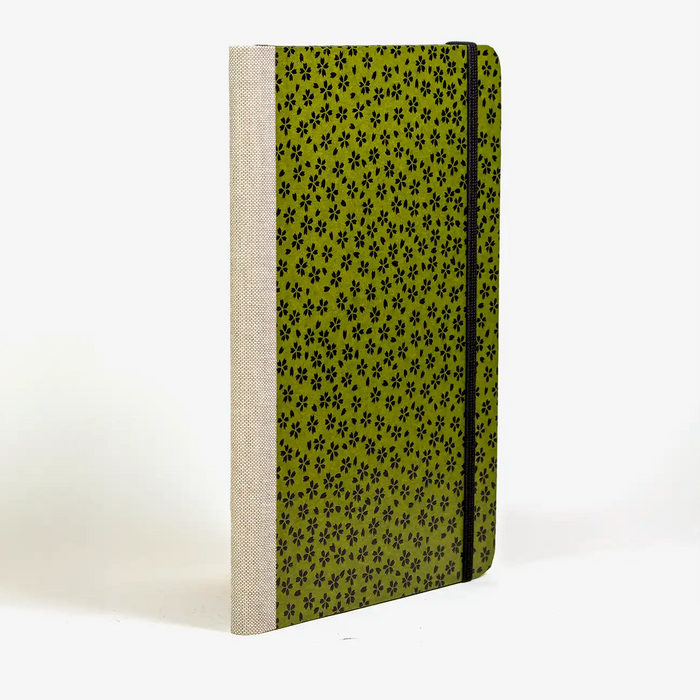 notizbuch-liniert-format-a5-144-seiten-bezogen-mit-Lackpapier-kleine-schwarze-blueten-auf-gruen-cover-seitlich-hinten