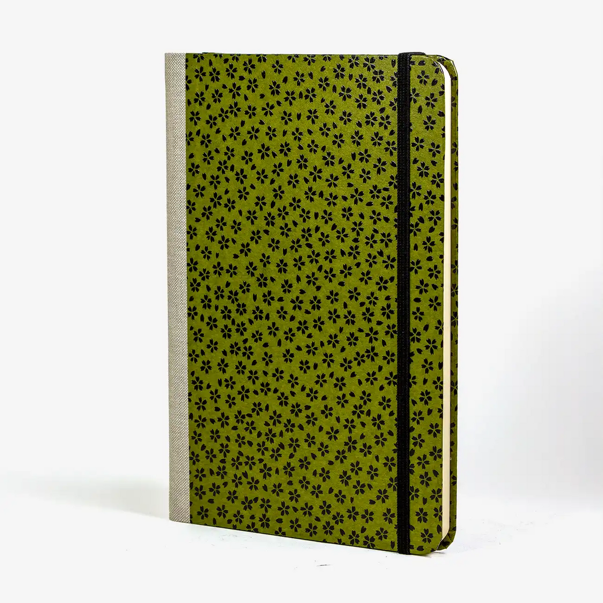 notizbuch-liniert-format-a5-144-seiten-bezogen-mit-Lackpapier-kleine-schwarze-blueten-auf-gruen-cover-seitlich-vorn