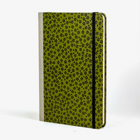 notizbuch-liniert-format-a5-144-seiten-bezogen-mit-Lackpapier-kleine-schwarze-blueten-auf-gruen-cover-seitlich-vorn