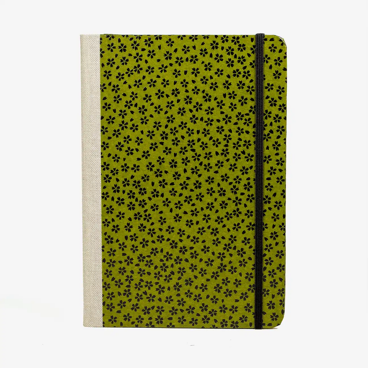 notizbuch-liniert-format-a5-144-seiten-bezogen-mit-Lackpapier-kleine-schwarze-blueten-auf-gruen-cover-vorn