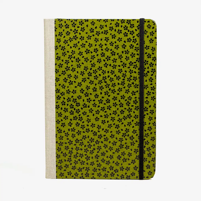 notizbuch-liniert-format-a5-144-seiten-bezogen-mit-Lackpapier-kleine-schwarze-blueten-auf-gruen-cover-vorn