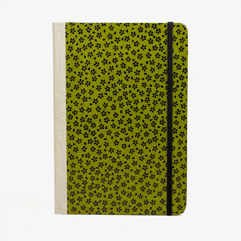 notizbuch-liniert-format-a5-144-seiten-bezogen-mit-Lackpapier-kleine-schwarze-blueten-auf-gruen-cover-vorn