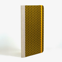 notizbuch-liniert-format-a5-144-seiten-bezogen-mit-Lackpapier-schwarze-striche-auf-gelb-cover-seitlich-hinten