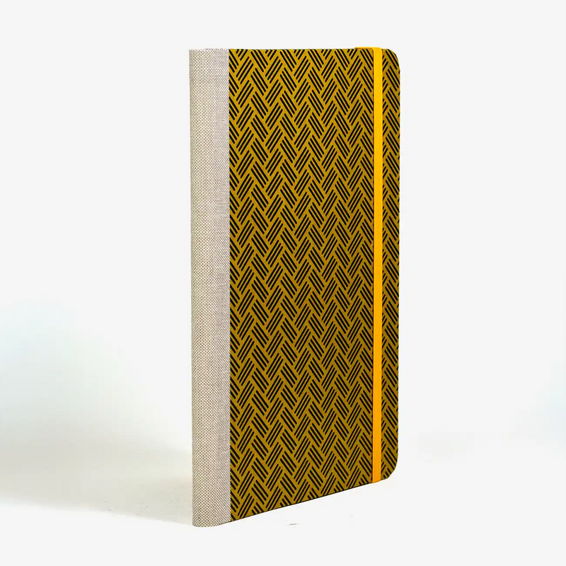 notizbuch-liniert-format-a5-144-seiten-bezogen-mit-Lackpapier-schwarze-striche-auf-gelb-cover-seitlich-hinten