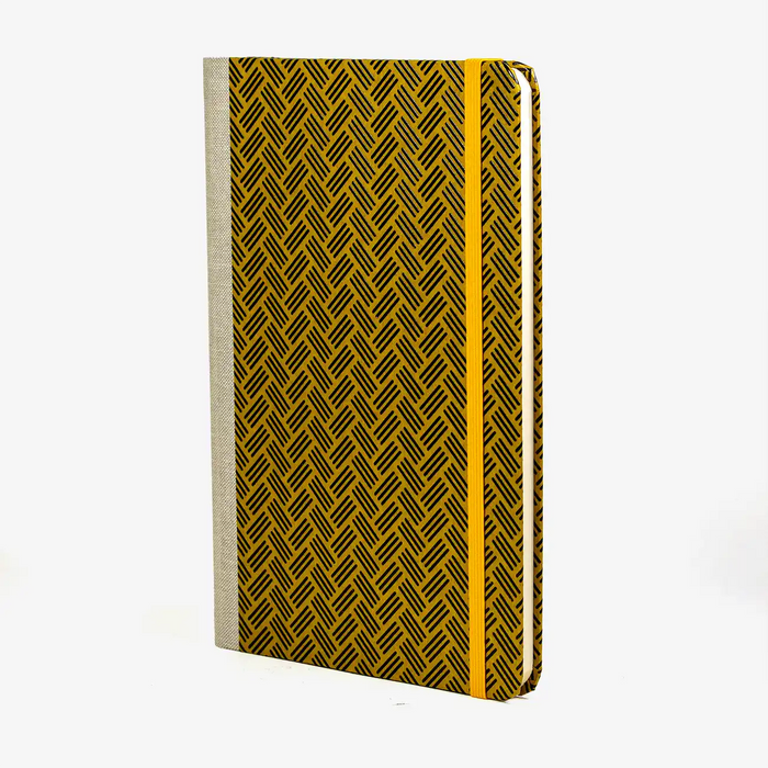 notizbuch-liniert-format-a5-144-seiten-bezogen-mit-Lackpapier-schwarze-striche-auf-gelb-cover-seitlich-vorn