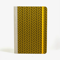 notizbuch-liniert-format-a5-144-seiten-bezogen-mit-Lackpapier-schwarze-striche-auf-gelb-cover-vorn