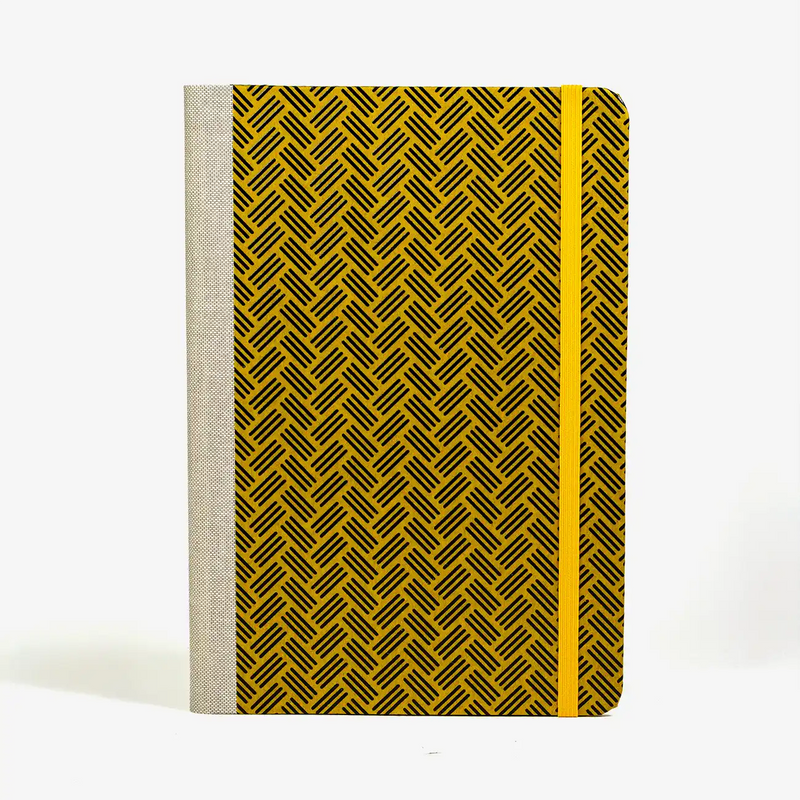 notizbuch-liniert-format-a5-144-seiten-bezogen-mit-Lackpapier-schwarze-striche-auf-gelb-cover-vorn