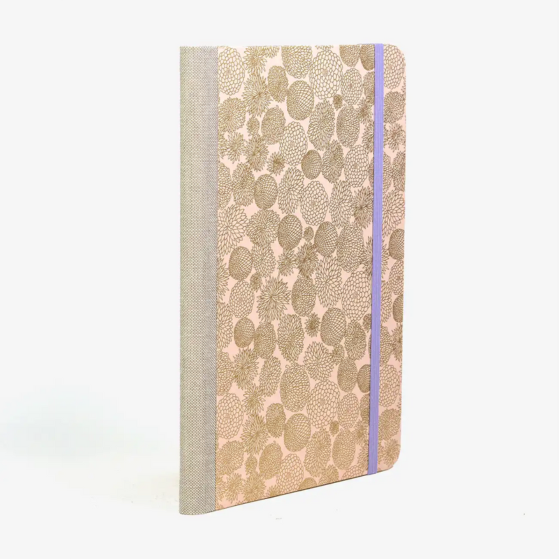 notizbuch-liniert-format-a5-144-seiten-bezogen-mit-chiyogami-Chrysathemen-gold-auf-Pink-cover-seitlich-hinten