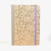 notizbuch-liniert-format-a5-144-seiten-bezogen-mit-chiyogami-Chrysathemen-gold-auf-Pink-cover-vorn