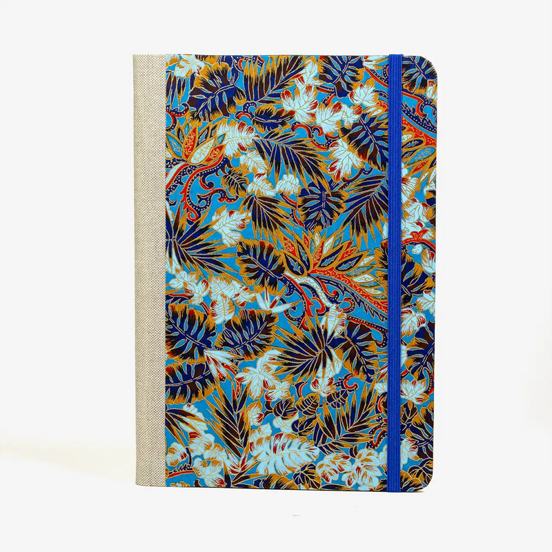 notizbuch-liniert-format-a5-144-seiten-bezogen-mit-chiyogami-Monstera-blau-cover-vorn