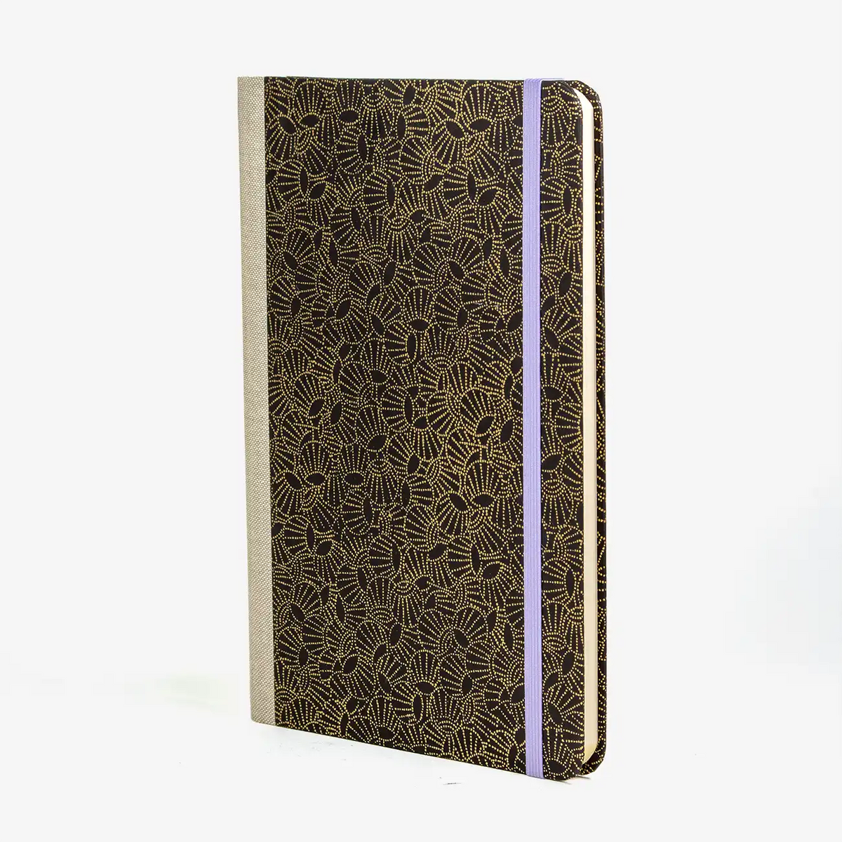 notizbuch-liniert-format-a5-144-seiten-bezogen-mit-chiyogami-drums-gold-auf-achwarz-cover-seitlich-vorn