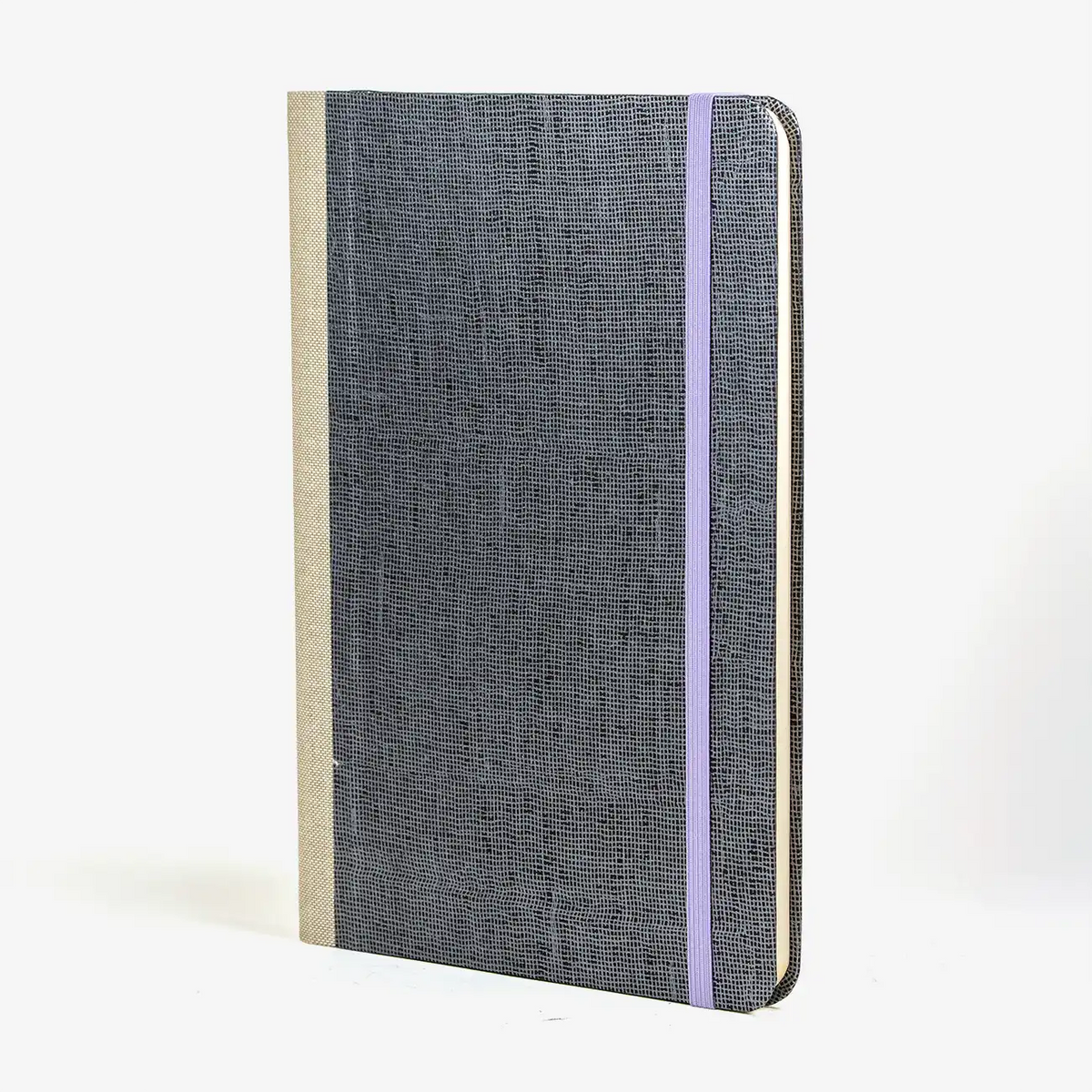 Notizbuch-liniert-format-a5-144-seiten-bezogen-mit-chiyogami-gaze-silber-cover-seitlich-vorn