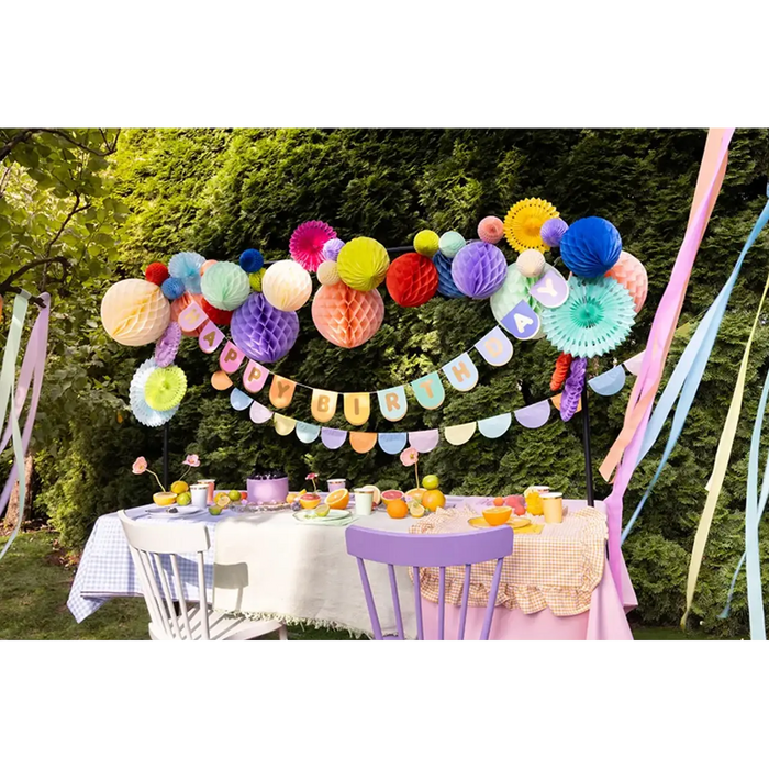 premiolon-Wabenball-Durchmesser30cm-Flieder-1-Produktansicht-im-Beispielfoto