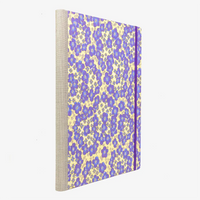 skizzenbuch-a4-blanko-chiyogami-blumen-cream-purple-ivory-leinen-cover-seitlich-von-hinten