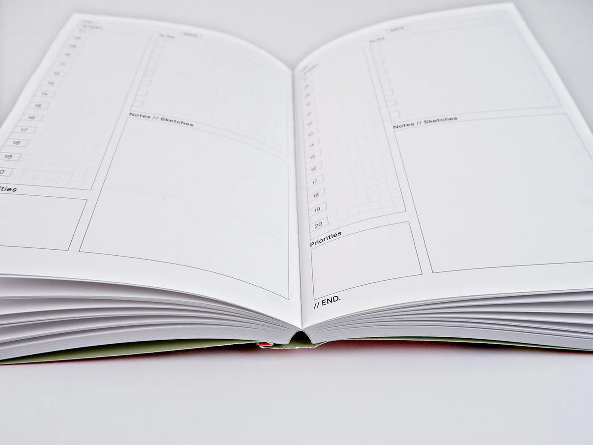 the-completist-tagesplaner-daily-planner-undatiert-a5-softcover-cover-aufgeklappt