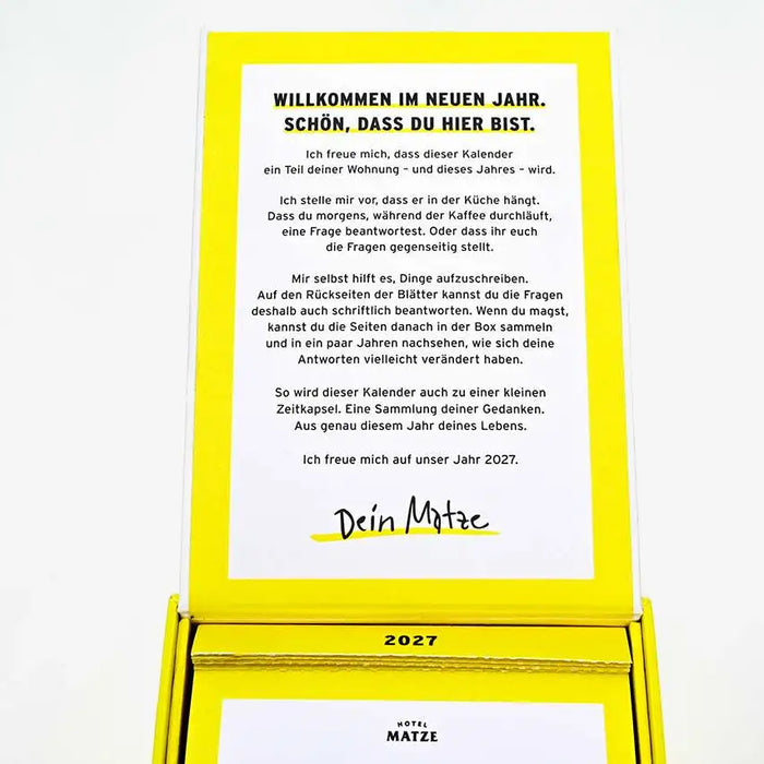 Verlag-hermann-schmidt-abreisskalender-was-ich-mich-frage-2027-Cover-in-Verpackung-aufgeklappt-detailansicht