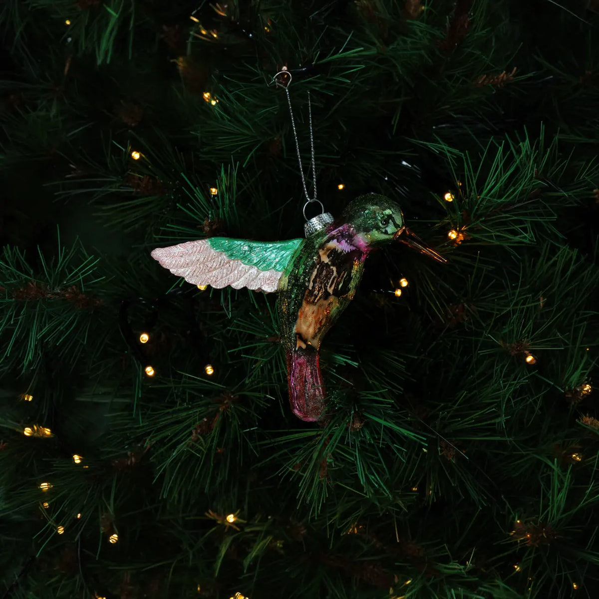 weihnachtsbaumkugel-ornament-glas-kolibri-hummingbird-multi-9-5cm-Produktsansicht-Beispielbild-am-BAum